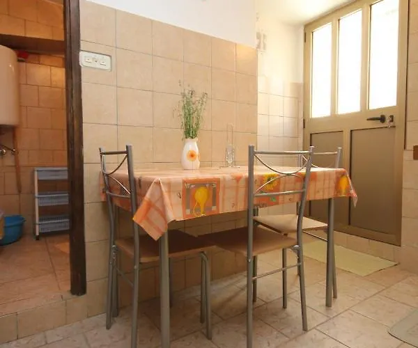 With A Parking Space - 7984 קרס