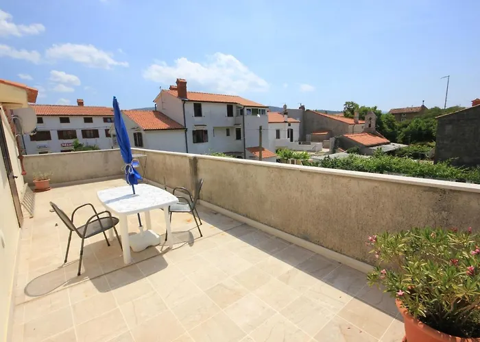 With A Parking Space - 7984 קרס