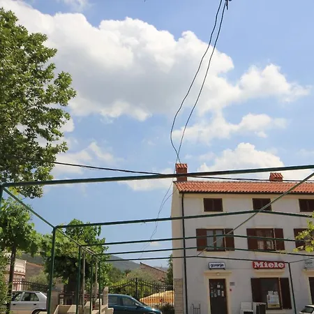 With A Parking Space - 7984 * 크레스